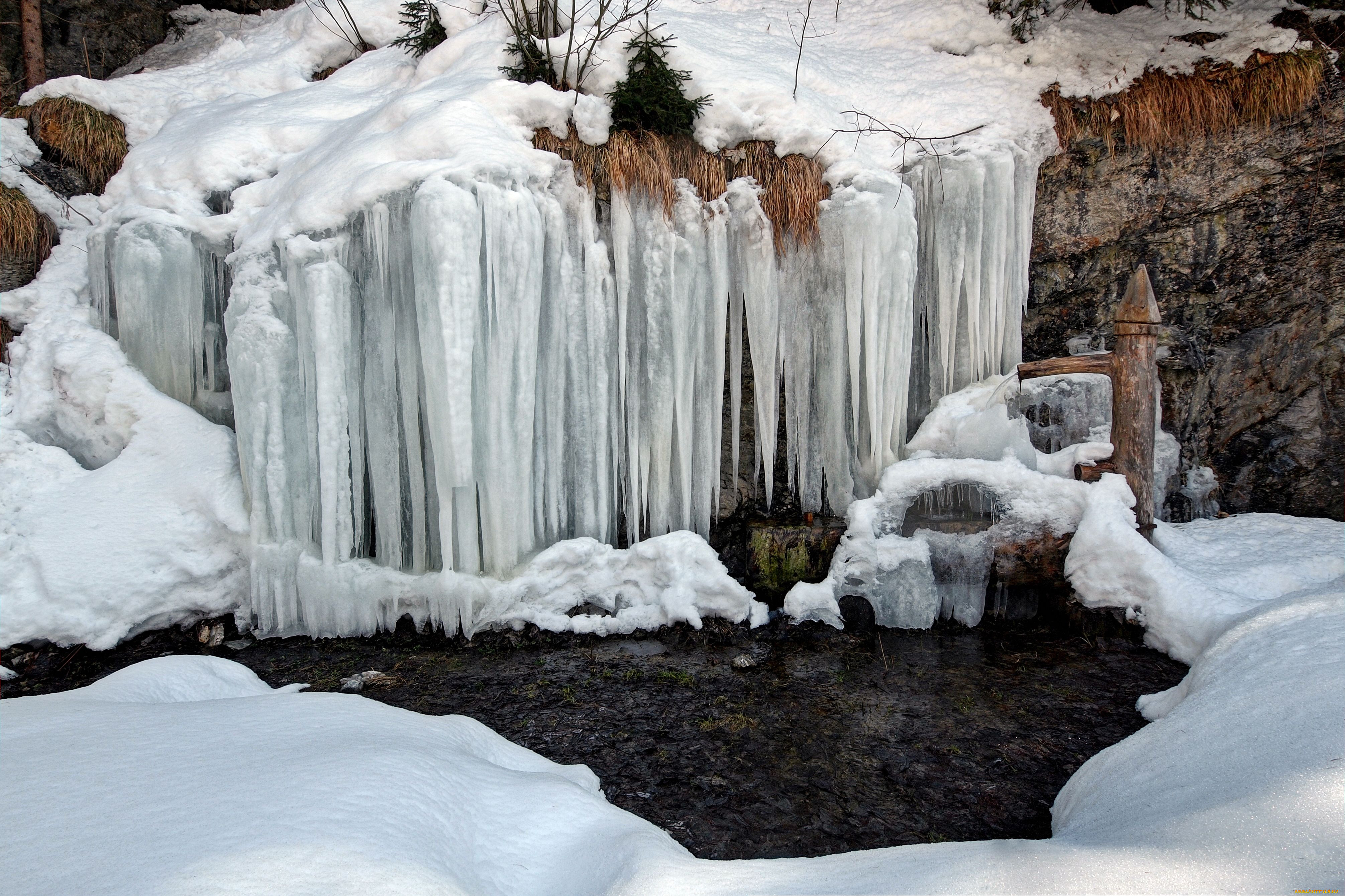 Зима фото водопад. Замёрзший водопад Ридо, Канада. Териберка замерзший водопад. Замерзший водопад Фенг. Замерзший водопад тирилекрка.